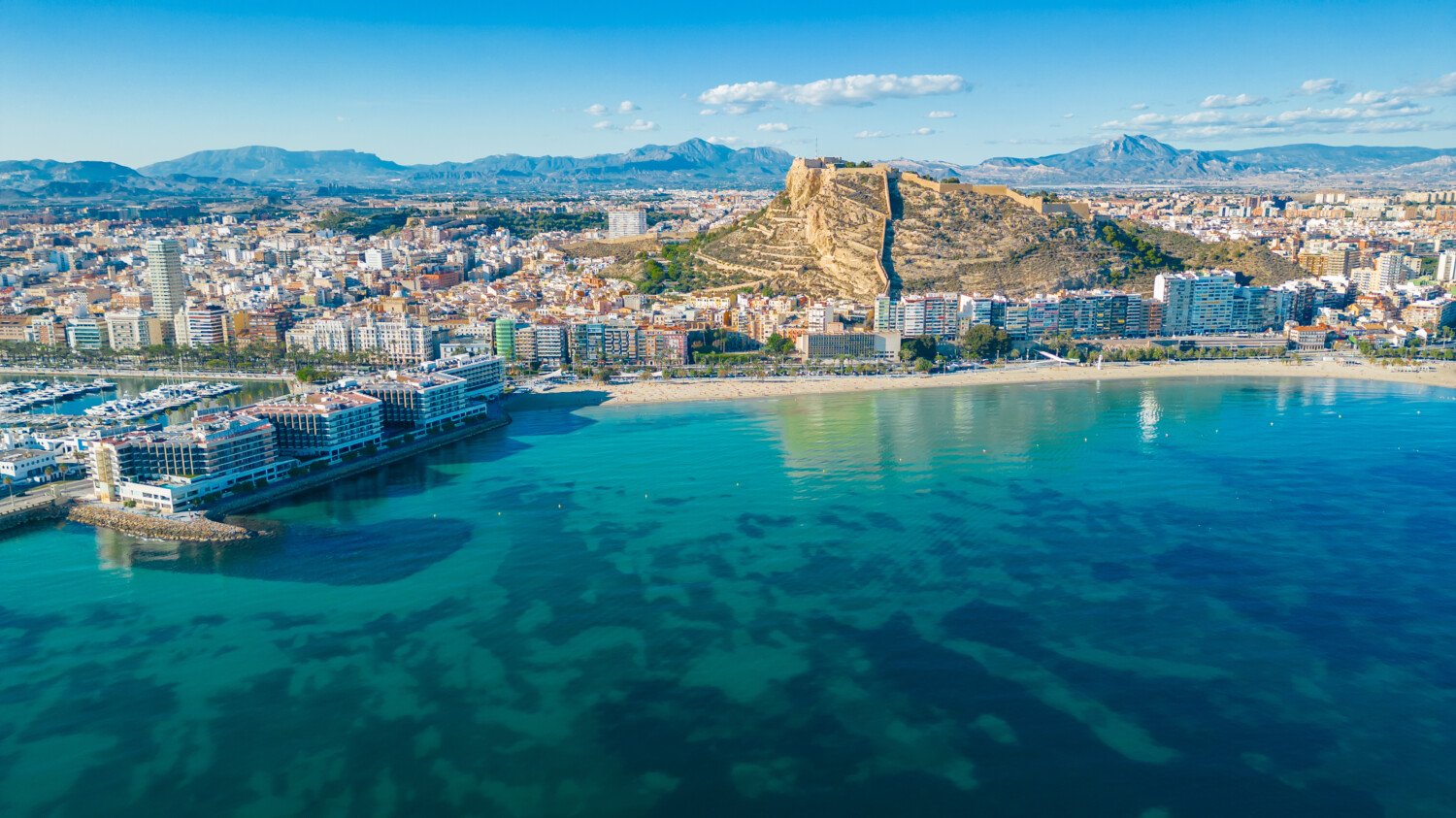 Panorámica aérea de Alicante , Castillo de Santa Bárbara , Playa del Postiguet en un día soleado y despejado. Valencia , Costa Blaca